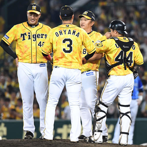 6回表DeNA一、三塁、交代を告げられた秋山（左）は福原コーチ（右から2人目）らと話し合う（撮影・奥田泰也）