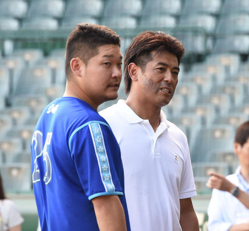 甲子園を訪れた侍ジャパン稲葉監督（右）はDeNA筒香と話す（撮影・奥田泰也）
