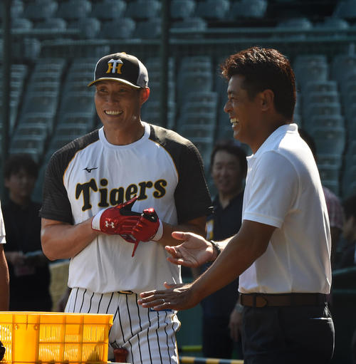 阪神対DeNA　甲子園を訪れた稲葉篤紀監督（右）は糸井嘉男と笑顔で話す（撮影・奥田泰也）