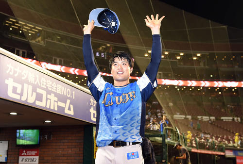楽天対西武　今季5勝目を挙げ笑顔で手を振る西武松本航（撮影・たえ見朱実）