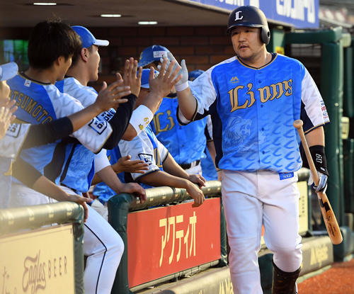 楽天対西武　4回表西武無死、左越えに先制の17号ソロ本塁打を放った中村剛也はナインとハイタッチ（撮影・たえ見朱実）