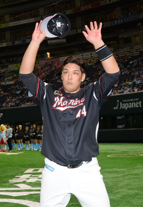 ソフトバンク対ロッテ　2本塁打を放った井上晴哉はファンの声援に応える（撮影・今浪浩三）