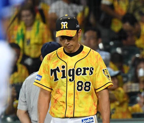 阪神対DeNA　DeNAに連敗した矢野燿大監督は力なくファンえのあいさつに向かう（撮影・奥田泰也）