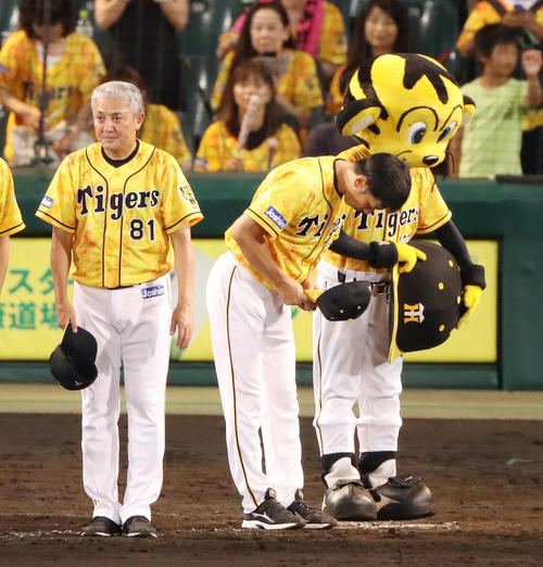 阪神対DeNA　DeNAに敗れグラウンドで一礼する矢野監督、左は清水ヘッドコーチ（撮影・加藤哉）