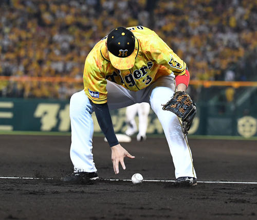 阪神対DeNA　6回表DeNA無死一塁、ネフタリ・ソトのゴロをはじき二塁へ悪送球する大山悠輔（撮影・奥田泰也）