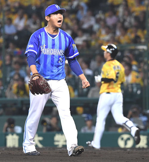 阪神対DeNA　8回裏阪神2死一塁、近本（右）を遊直に仕留め雄叫びをあげる今永（撮影・奥田泰也）