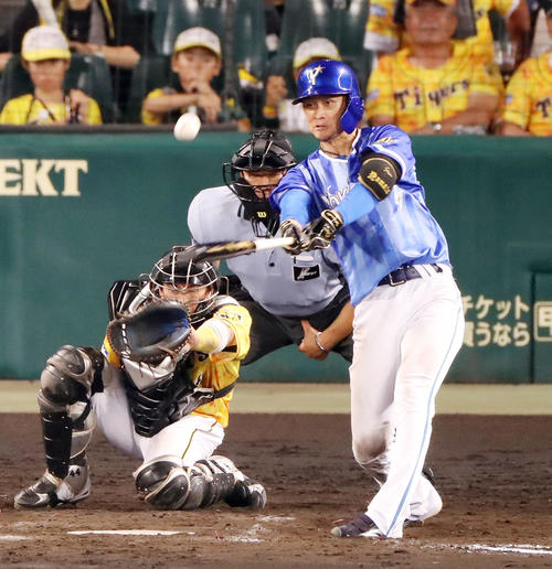 9回表DeNA2死一、三塁、大和は左越え適時二塁打を放つ（撮影・加藤哉）