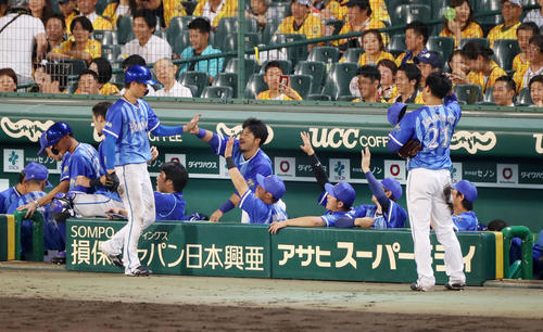 9回表DeNA2死二塁、二走大和は神里の左越え適時三塁打で生還しベンチのナインとタッチする（撮影・加藤哉）
