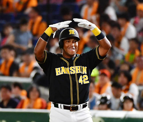 巨人対阪神 1回表阪神無死一塁、四球を選び塁上で丸ポーズをみせるヤンハービス・ソラーテ(撮影・清水貴仁)