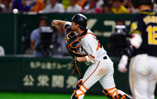 巨人対阪神 6回表阪神2死一、二塁、打者坂本誠志郎の時、投球をはじくも飛び出した一塁走者糸原健斗をアウトにする捕手小林誠司(撮影・清水貴仁)