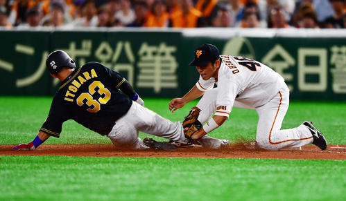 巨人対阪神 6回表阪神2死一、二塁、打者坂本誠志郎の時、投球をはじくも飛び出した一塁走者糸原健斗をアウトにする捕手小林誠司(撮影・清水貴仁)