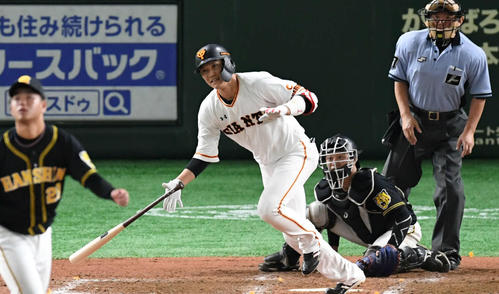巨人対阪神 5回裏巨人2死三塁、坂本勇は右前に適時打を放つ。投手高橋遥(撮影・山崎安昭)