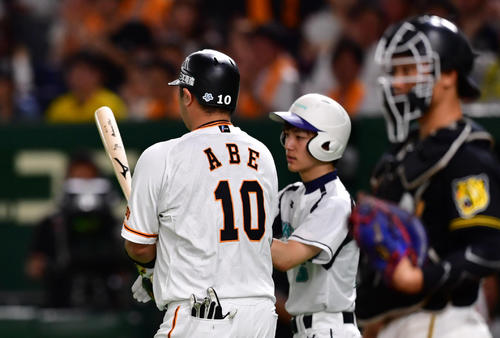 巨人対阪神 6回裏巨人1死満塁、押し出し四球を選ぶ阿部慎之助(撮影・清水貴仁)=2019年7月26日、東京ドーム