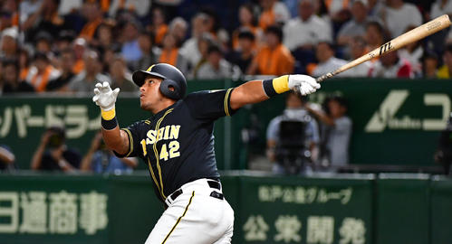 巨人対阪神 7回表阪神2死一塁、左越え2点本塁打を放つソラーテ(撮影・清水貴仁)