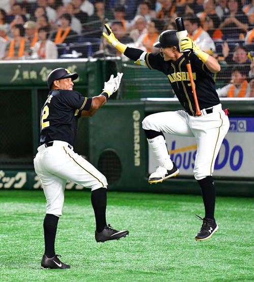 巨人対阪神 7回表阪神2死一塁、勝ち越しの左越え2点本塁打を放ち糸井嘉男(右)とタッチを交わすヤンハービス・ソラーテ(撮影・清水貴仁)