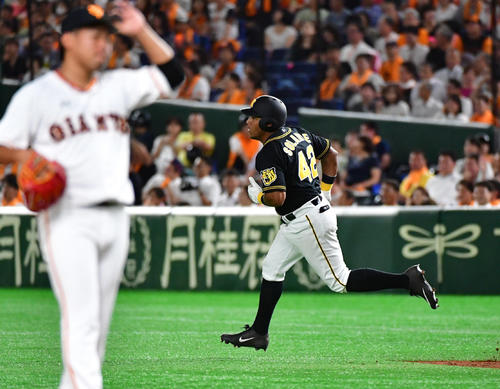 巨人対阪神 7回表阪神2死一塁、勝ち越しの左越え2点本塁打を放つヤンハービス・ソラーテ(撮影・清水貴仁)=2019年7月26日、東京ドーム