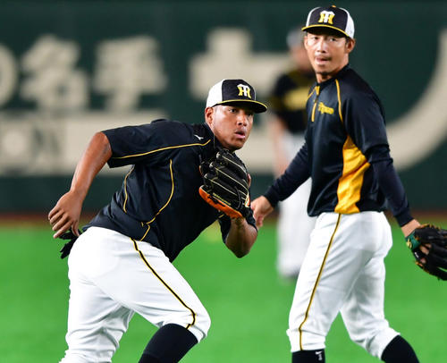巨人対阪神 遊撃で守備練習を行うヤンハービス・ソラーテ(左)、右は鳥谷敬(撮影・清水貴仁)