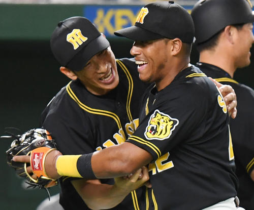 巨人対阪神 巨人に勝利し、握手を交わす阪神矢野監督(左)とソラーテ(撮影・横山健太)