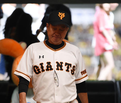 巨人対阪神 肩を落とし球場を後にする巨人原監督(撮影・横山健太)