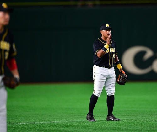 巨人対阪神 1回裏巨人、守備位置の確認を行う遊撃手ヤンハービス・ソラーテ(撮影・清水貴仁)