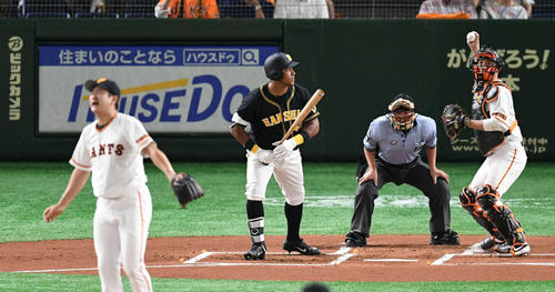 巨人対阪神 1回表阪神無死一塁、ソラーテは四球を選ぶ。投手菅野(撮影・山崎安昭)