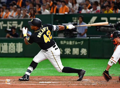 巨人対阪神 3回表阪神無死、空振り三振に倒れるヤンハービス・ソラーテ(撮影・清水貴仁)