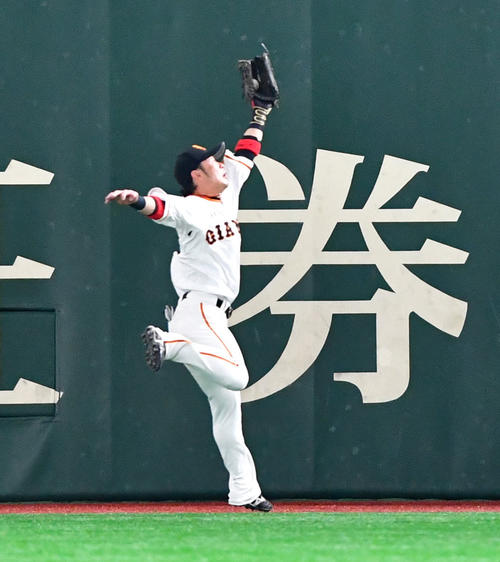 巨人対阪神 5回表阪神無死、坂本誠志郎の打球を好捕する右翼手亀井義行(撮影・清水貴仁)