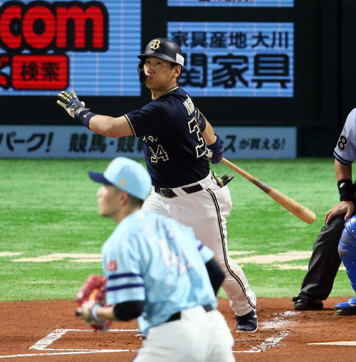 ソフトバンク対オリックス　1回表オリックス1死一塁、吉田正は右越えに先制2点本塁打を放つ。投手千賀（撮影・栗木一考）