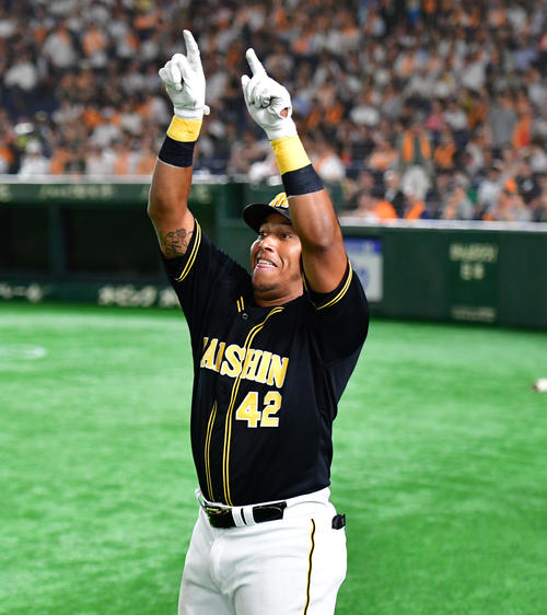 7回表阪神2死一塁、勝ち越しの左越え2点本塁打を放ちファンの歓声に笑顔で応えるヤンハービス・ソラーテ（撮影・清水貴仁）