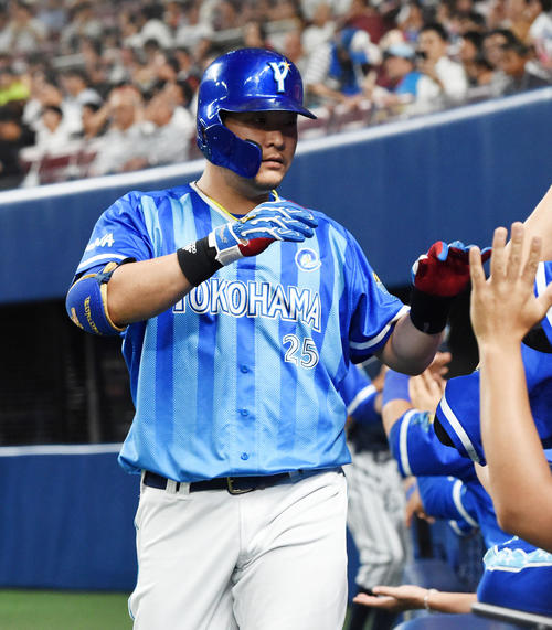 中日対DeNA14回戦　3回表DeNA2死二塁、筒香嘉智（左）は右中間へ先制の2点本塁打を放ちナインとタッチ（撮影・前岡正明）