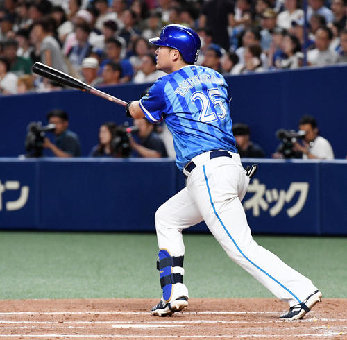 中日対DeNA　3回表DeNA2死二塁、右中間に先制の2点本塁打を放つ筒香（撮影・前岡正明）