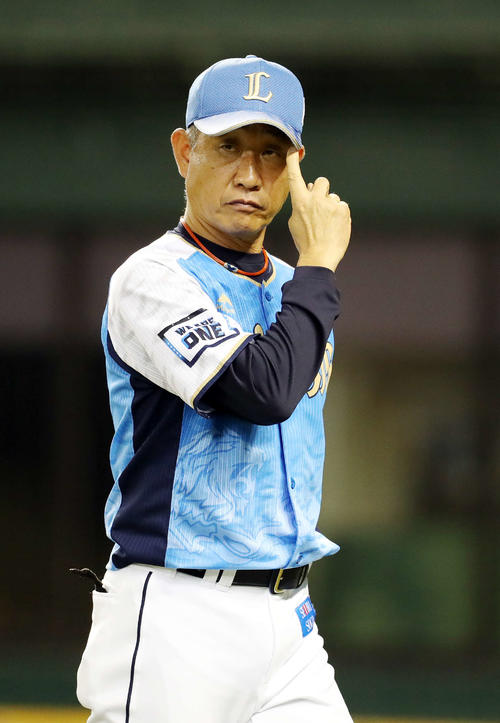西武対日本ハム　7回表を前に投手交代を告げ険しい表情でベンチに戻る辻監督（撮影・河野匠）