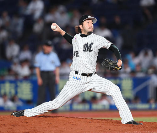 ロッテ対楽天　ロッテ2番手の石川（撮影・足立雅史）