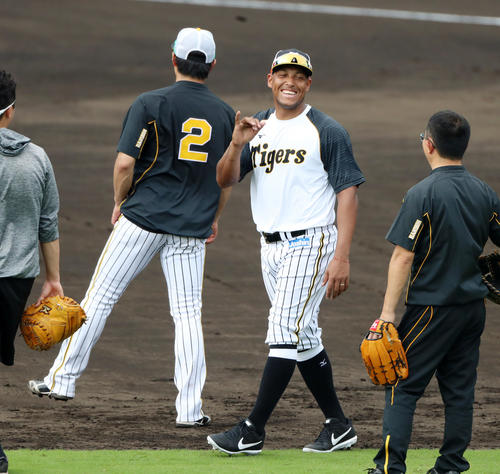 23日、甲子園で笑顔を見せるソラーテ