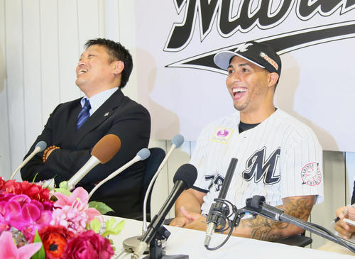 ロッテに新加入のマーティン（右）は会見中笑顔を見せる。左は松本球団本部長（撮影・足立雅史）