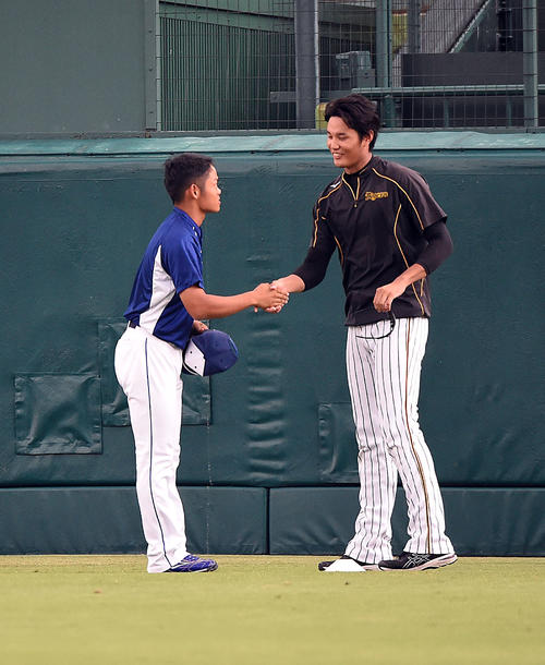 藤浪（右）にあいさつをする根尾（撮影・奥田泰也）