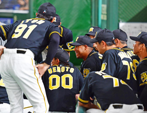試合開始前の円陣で声を出すソラーテ（中央）（撮影・清水貴仁）