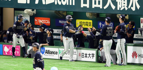 ソフトバンク対オリックス　1回表オリックス1死一塁、吉田正尚は右越えに先制2点本塁打を放ちベンチ前でナインの出迎えを受ける（撮影・栗木一考）