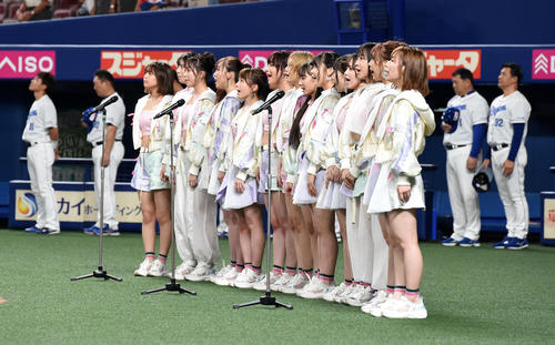 試合前、君が代斉唱を行うSKE48（撮影・前岡正明）