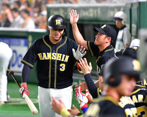 巨人対阪神　1回表阪神1死二、三塁、左への先制犠飛を放つ大山悠輔（撮影・清水貴仁）