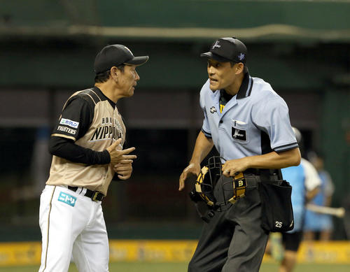 日本ハム栗山監督（左）（撮影・佐藤翔太）