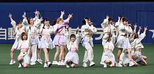 試合前、新曲「FRUSTRATION」を披露するSKE48（撮影・前岡正明）