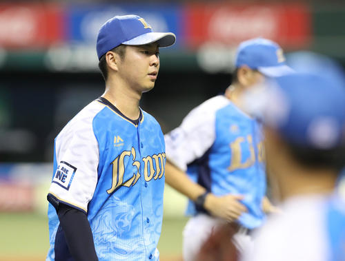 西武対日本ハム　2回表日本ハム1死、2回途中7失点で降板となった十亀は険しい表情でベンチに戻る（撮影・河野匠）