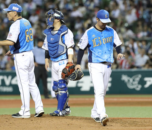 西武対日本ハム　2回表日本ハム1死、2回途中7失点で降板となった十亀（右）（撮影・河野匠）