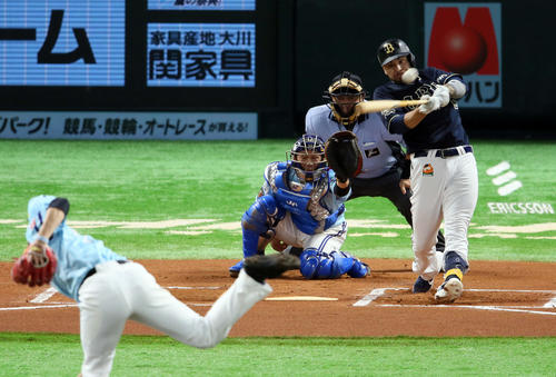 ソフトバンク対オリックス　6回表オリックス無死、ステフェン・ロメロは左越えにソロ本塁打を放つ。投手千賀滉大（撮影・栗木一考）