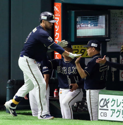 ソフトバンク対オリックス　6回表オリックス無死、ステフェン・ロメロは左越えにソロ本塁打を放ち西村徳文監督の出迎えを受ける（撮影・栗木一考）