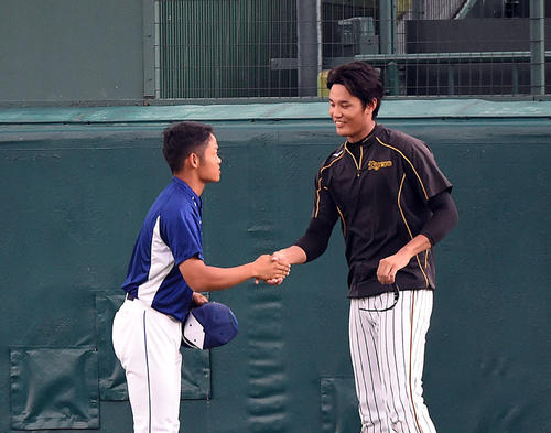 阪神対中日（ウエスタン）　藤浪晋太郎（右）にあいさつをする根尾昂（撮影・奥田泰也）