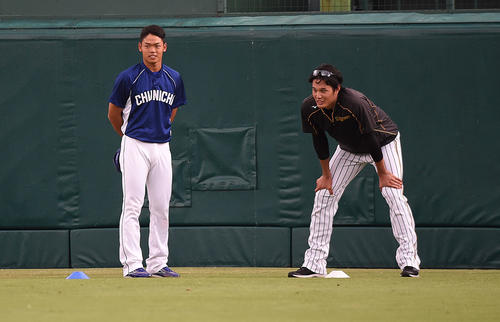 阪神対中日（ウエスタン）　藤浪晋太郎（右）と話す根尾昂（撮影・奥田泰也＝2019年7月’26日、甲子園球場