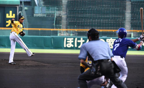 阪神対中日（ウエスタン）　1回表中日2死、藤浪晋太郎（左）は根尾昂と対戦し左飛に打ち取る（撮影・奥田泰也）