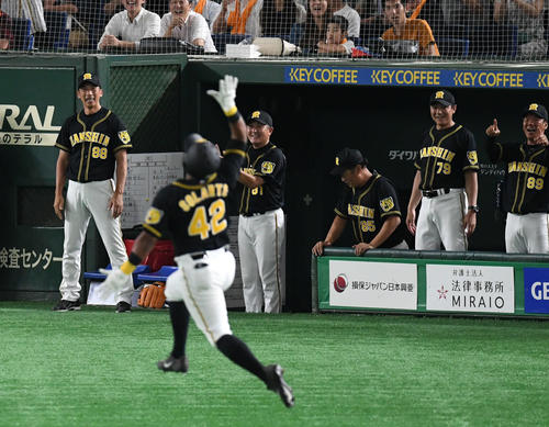 巨人対阪神　7回表阪神2死一塁、2点本塁打を放って喜ぶソラーテ（手前）を見つめる矢野監督（左）（撮影・山崎安昭）